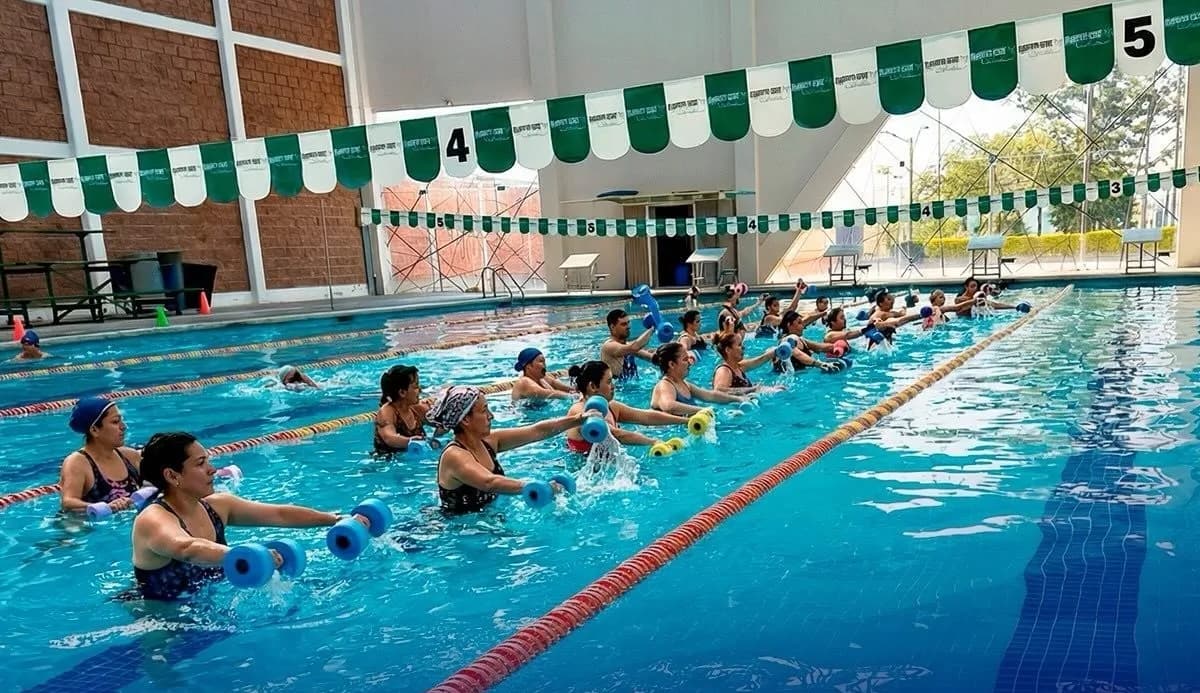 Clase de Aquafitness en alberca exterior