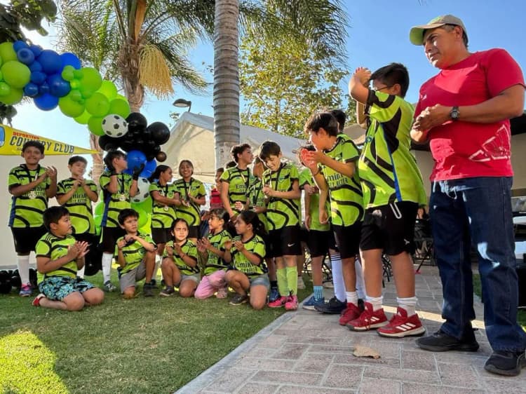 Grupo de jóvenes deportistas conviviendo en el club