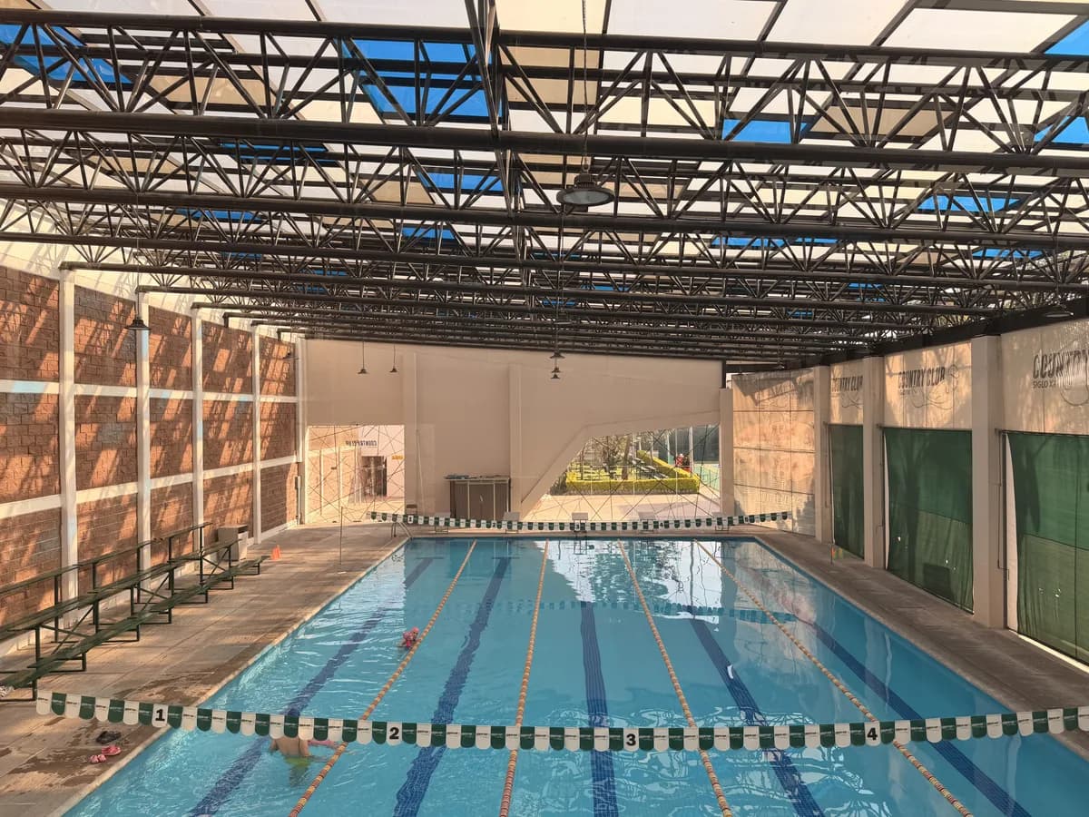 Alberca Semi-Olímpica techada y climatizada