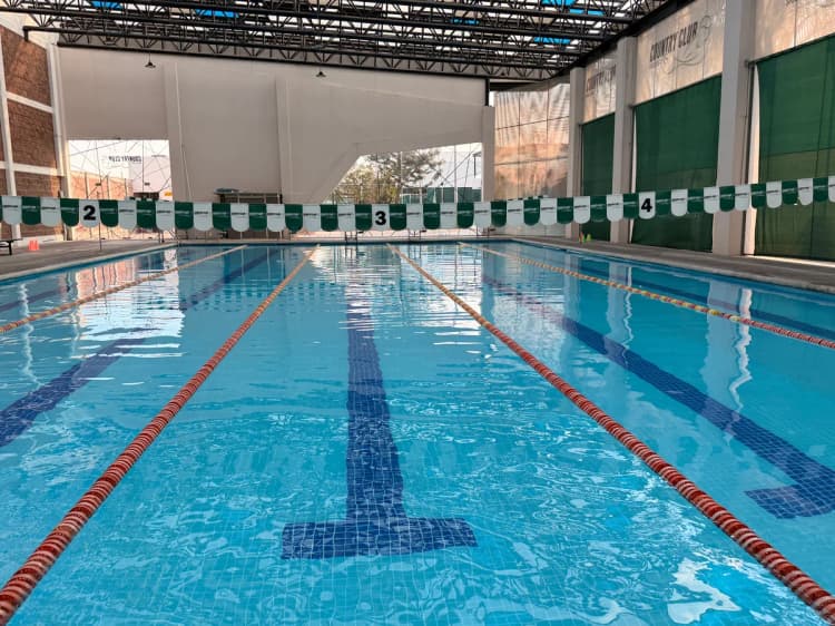 Jugadores en canchas de tenis profesionales