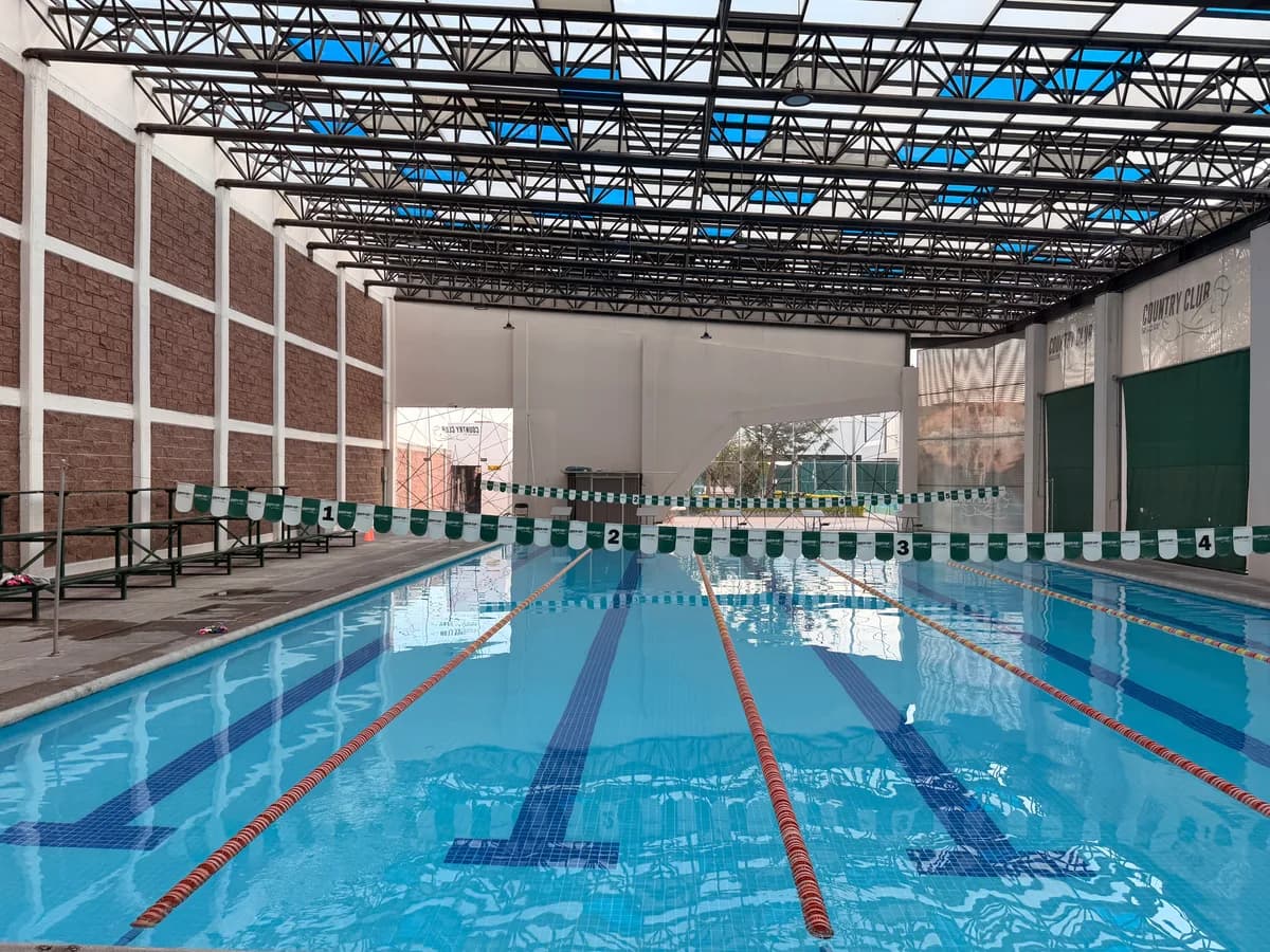 Alberca techada climatizada