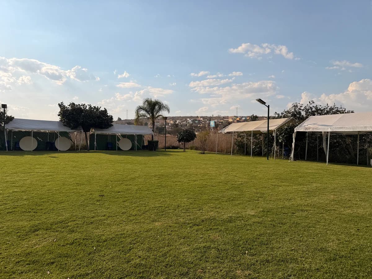 Palapas y jardines del club