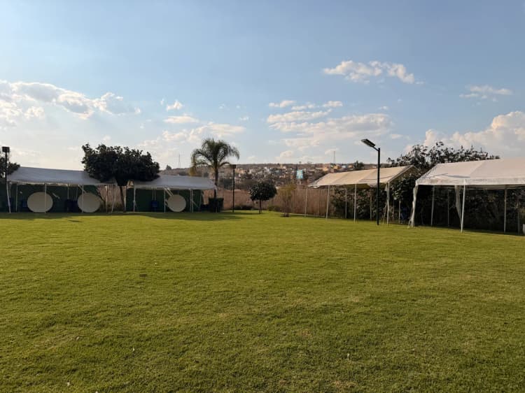 Vista de la alberca techada climatizada