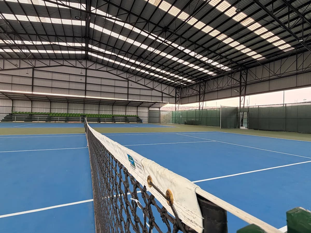 Cancha de tenis techada con iluminación LED